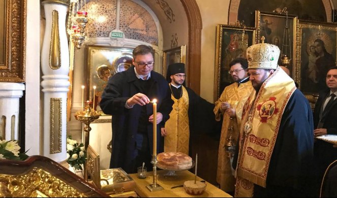 (FOTO) PREDSEDNIK VUČIĆ OBELEŽIO SVOJU SLAVU U MOSKVI: Vladika Antonije mu poklonio ikonu Svetog Nikole! 